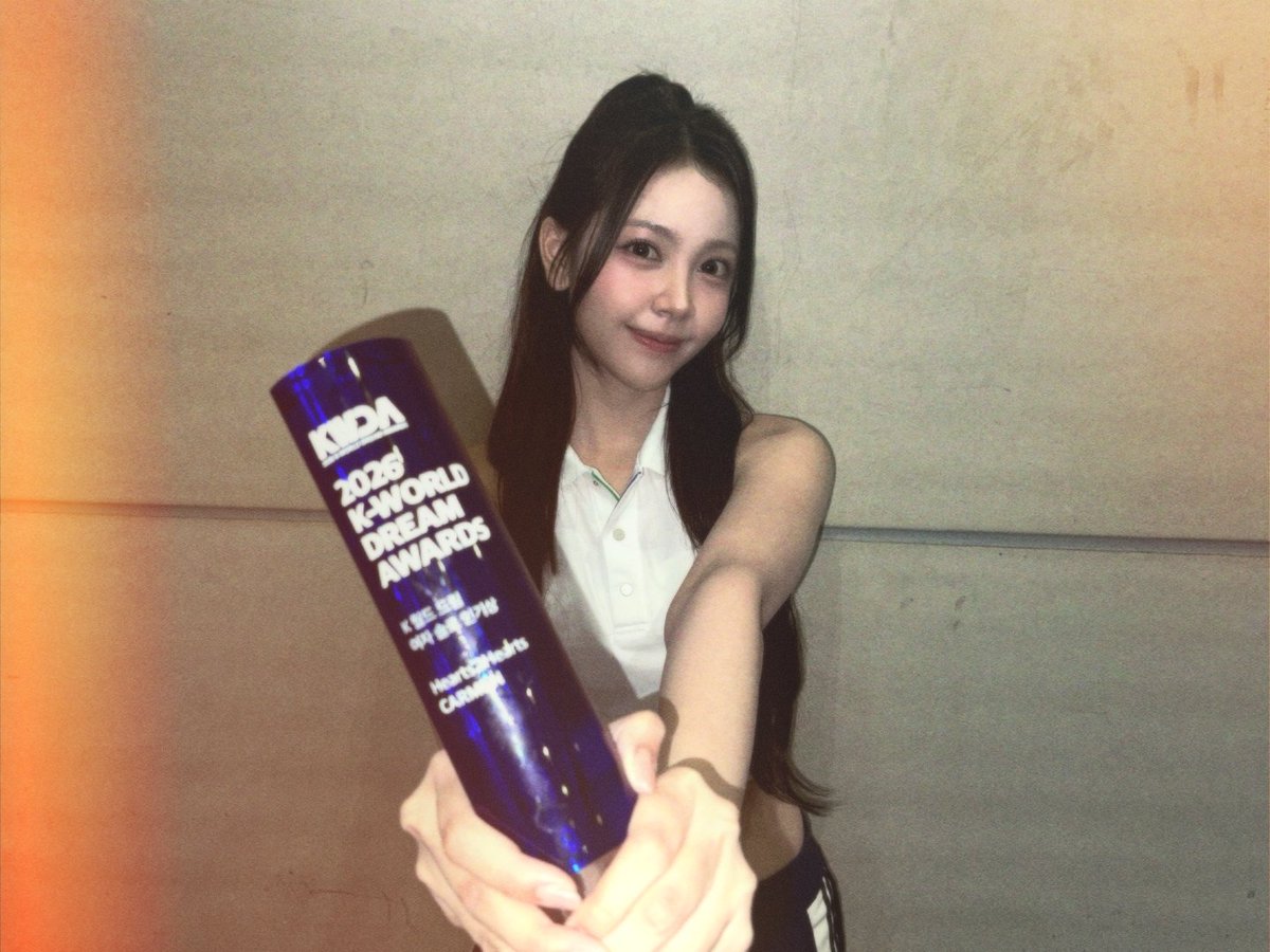 H2H_INA's tweet photo. 260827 #CARMEN weverse post

Halo, ini Reumenping~~🌴😼🥰💓
Aku benar-benar masih nggak percaya dan merasa sangat terhormat serta bersyukur bisa menerima penghargaan Female Solo Popularity Award ini ㅠㅠㅠ
Rasanya benar-benar seperti mimpi!!!
Aku sama sekali nggak menyangka bisa mendapatkan penghargaan yang begitu berharga ini ㅠㅠ
Semua ini berkat Hachu~~~~~😘💝🥹
Bisa dicintai dan didukung oleh begitu banyak orang seperti ini adalah kebahagiaan yang sangat besar dan hadiah yang sangat berharga bagiku.... Aku rasa, alasan aku bisa berdiri di atas panggung, dan alasan aku bisa bangkit kembali bahkan di saat-saat sulit, semuanya berkat Hachu yang selalu percaya dan mendukungku!! ^_^
Aku benar-benar berterima kasih, sampai rasanya nggak bisa diungkapkan dengan kata-kata!!!
Ke depannya, aku akan selalu melakukan yang terbaik dan terus bekerja keras agar bisa membalas semua dukungan kalian dengan menunjukkan sisi diriku yang lebih baik dan musik yang lebih bagus!!
Penghargaan yang aku terima hari ini bukanlah penghargaan yang kuraih sendirian. Aku merasa ini adalah penghargaan yang kita terima bersama, bersama semua orang yang selalu mendukung dan percaya kepadaku ㅠㅠ Sungguh, benar-benar begitu ㅠㅠㅠ
Terima kasih yang tulus karena selalu berada di sisiku dan menemaniku.
Dan aku sungguh-sungguh mencintai kalian 💘🥹🥹

— ditulis dalam bahasa Indonesia
Bisa mendapatkan penghargaan ini adalah suatu kehormatan dan kebahagiaan yang besar bagi saya. Saya sangat bersyukur karena bisa menerima banyak cinta dan dukungan dari banyak orang. Bagi saya, dukungan kalian adalah suatu kebahagiaan yang sangat besar sekaligus hadiah yang sangat berharga!!!!
Bahkan ketika menghadapi masa-masa yang sulit, kepercayaan dan dukungan dari kalian selalu menjadi kekuatan bagi saya untuk kembali bangkit dan terus melangkah.
Terima kasih banyak, S2U!!💕
Dan tentunya, saya juga ingin berterima kasih kepada para member. Terima kasih karena selalu berada di samping saya, saling mendukung, dan selalu memberikan kekuatan satu sama lain.
Saya merasa sangat beruntung bisa bisa berada di tim ini Hearts2Hearts.🫶🫶🫶
Saya berharap kita bisa terus bersama, saling mengandalkan, dan membuat lebih banyak kenangan indah ke depannya~~ 사랑행 멤버들!!
Saya juga ingin mengucapkan terima kasih yang sebesar-besarnya kepada seluruh keluarga SM Entertainment yang selalu memberikan dukungan terbaik sehingga saya dan juga Hearts2Hearts bisa terus menunjukkan musik dan penampilan yang lebih baik. Saya tahu bahwa ada begitu banyak orang yang selalu bekerja keras di belakang layar untuk kami. Berkat bantuan, kerja keras, dan cinta dari kalian semua, saya bisa berdiri di panggung yang begitu berharga ini. Saya benar-benar bersyukur dan berterima kasih atas semua dukungan yang diberikan!!!🥹💕
Saya akan terus bekerja keras dan memberikan yang terbaik agar bisa membalas semua cinta dan dukungan yang sudah kalian berikan kepada saya, melalui musik yang lebih baik dan penampilan yang lebih baik ke depannya.
Dan saya merasa bahwa penghargaan yang saya terima hari ini bukanlah penghargaan yang saya terima sendirian. Ini adalah penghargaan yang kita terima bersama, bersama semua orang yang selalu percaya dan mendukung saya.
Terima kasih banyak!!😇💓
Aku Cinta Kalian, 사랑해요, I Love You, 我爱你, Te Amo, 愛してる, Je t'aime, Ich liebe dich , Ti amo, Mahal Kita, Aku Sayang Awak, รักนะ, Я люблю тебя, abdi nyaah ka anjeun, Chittal ချစ်တယ်, Anh yêu em, Seni seviyorum, أحبك, मैं तुमसे प्यार करता, Ik hou van jou, Jag älskar dig, ខ្ញុំស្រឡាញ់អ្នក 🫶🥹

#Hearts2Hearts #하츠투하츠 #H2H
@Hearts2Hearts