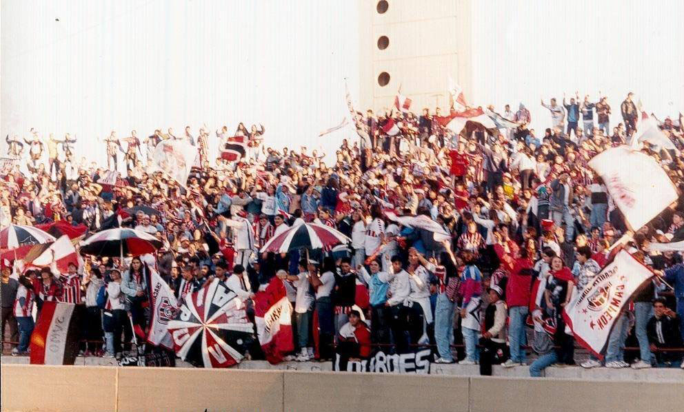 Centrojas's tweet photo. La hinchada de Chacarita en el Chateau durante la primera final vs Instituto por el ascenso a primera (1999) https://t.co/oU3qb7BP2b