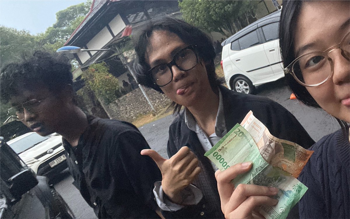teptloln's tweet photo. tiga orang aneh yang ngecek pohon” di ITB demi 25k https://t.co/Bk5NieeA9c