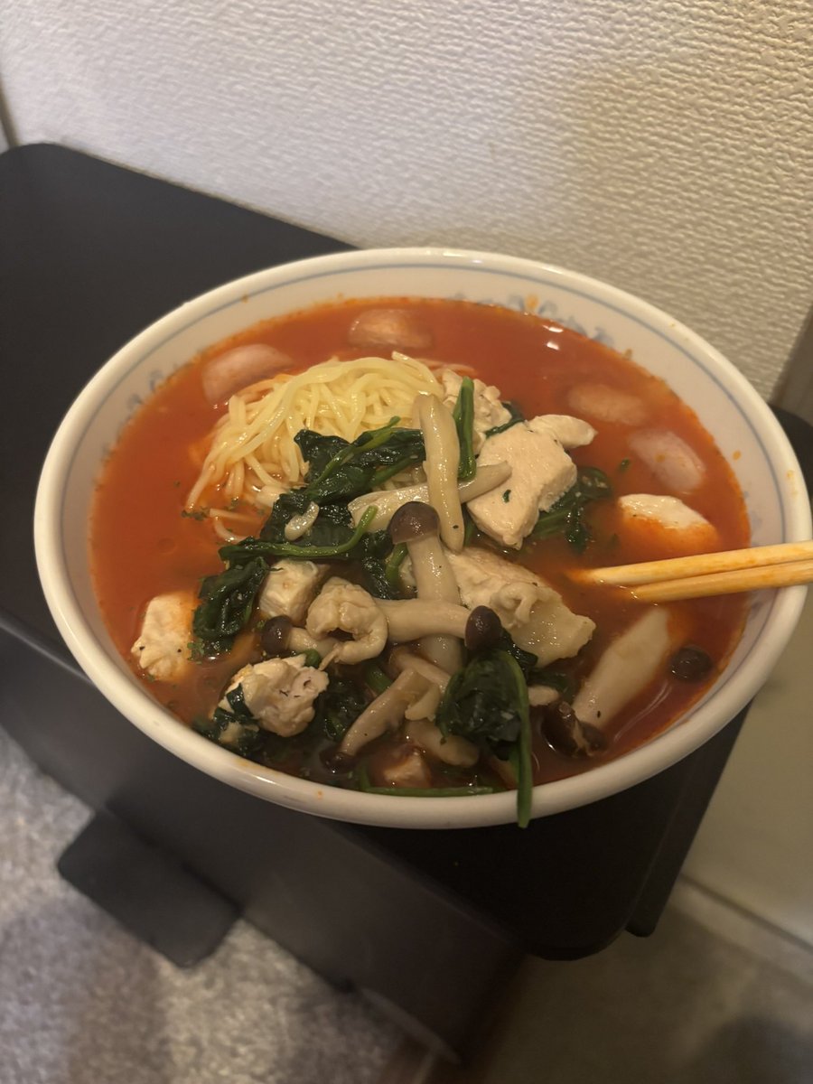 oppai_8's tweet photo. うまーーー
鶏胸肉としめじとほうれん草の冷製トマトラーメン🍅 https://t.co/lzfw2nEzOQ