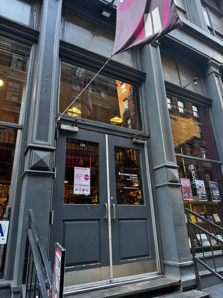 aswiftbacklash's tweet photo. una swiftie en ny 

-la librería de all too well 
-el depto de Taylor 
-electric lady studios 
-Cornelia st https://t.co/gANN2TYxzv