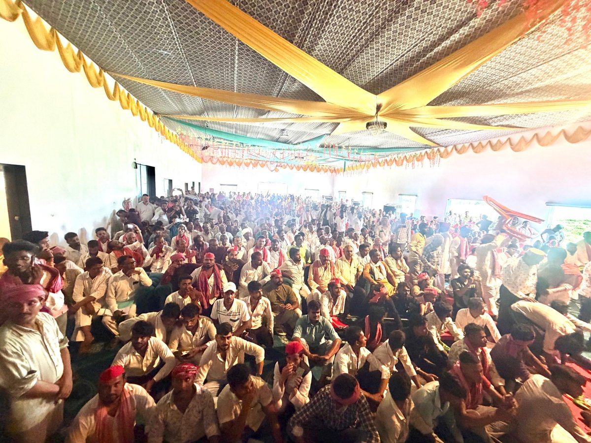 MNATHYADAV's tweet photo. समाजवादी पार्टी के माननीय राष्ट्रीय अध्यक्ष एवं उत्तर प्रदेश के पूर्व मुख्यमंत्री आदरणीय श्री अखिलेश यादव जी के निर्देशानुसार आज जनपद बस्ती के मह���देवा विधानसभा क्षेत्र के अंतर्गत दा राघव मैरेज लान गायघाट में पीडीए कार्यकर्ता सम्मेलन सम्पन्न हुआ। https://t.co/xl9NXeketE
