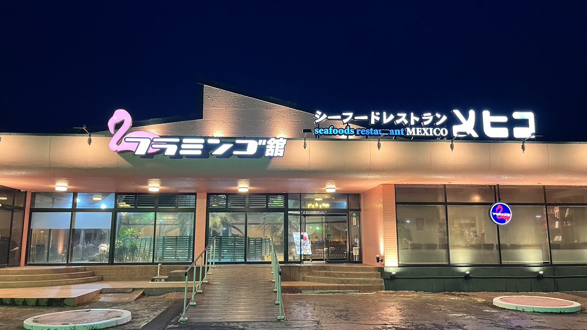 Bivara73's tweet photo. フラミンゴがガラスを挟んで毛繕いしてました。相当な綺麗好きみたいです♪ https://t.co/2FBkvzsVYz