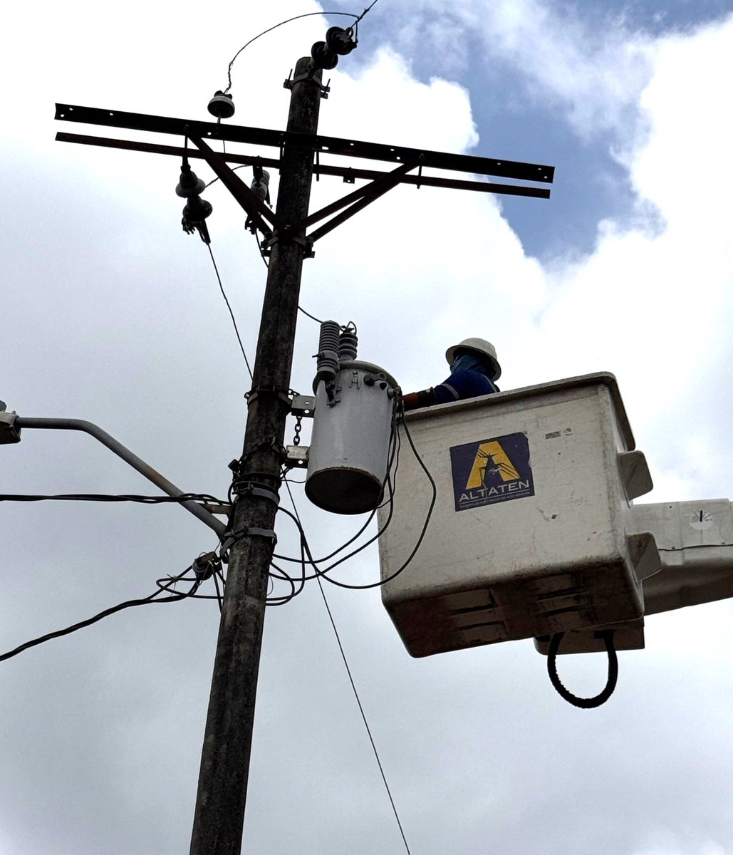 CNEL_EP's tweet photo. ✅ GUAYAS

Técnicos de las áreas Comercial y de Distribución de la Unidad de Negocio Guayas–Los Ríos, junto con personal de las Unidades de Negocio Milagro y Los Ríos, ejecutaron un operativo integral de control de energía en el recinto Las Bijamas, vía Cabuyal, cantón Santa Lucía.

Durante la intervención se identificaron y desconectaron conexiones directas e irregulares, principalmente vinculadas a sistemas de riego. Como resultado, se estima una reducción de aproximadamente 150.000 kWh mensuales de consumo irregular, fortaleciendo el control de las pérdidas no técnicas y la gestión eficiente de la energía.

Estas acciones también permitirán reducir la cargabilidad del sistema, liberar capacidad en la red y mejorar las condiciones de operación, contribuyendo a un servicio eléctrico más confiable, seguro y estable para los usuarios del sector.

Con estas acciones, #CNELEP fortalece su estrategia de control y reducción de pérdidas y promueve el uso legal, responsable y eficiente de la energía.