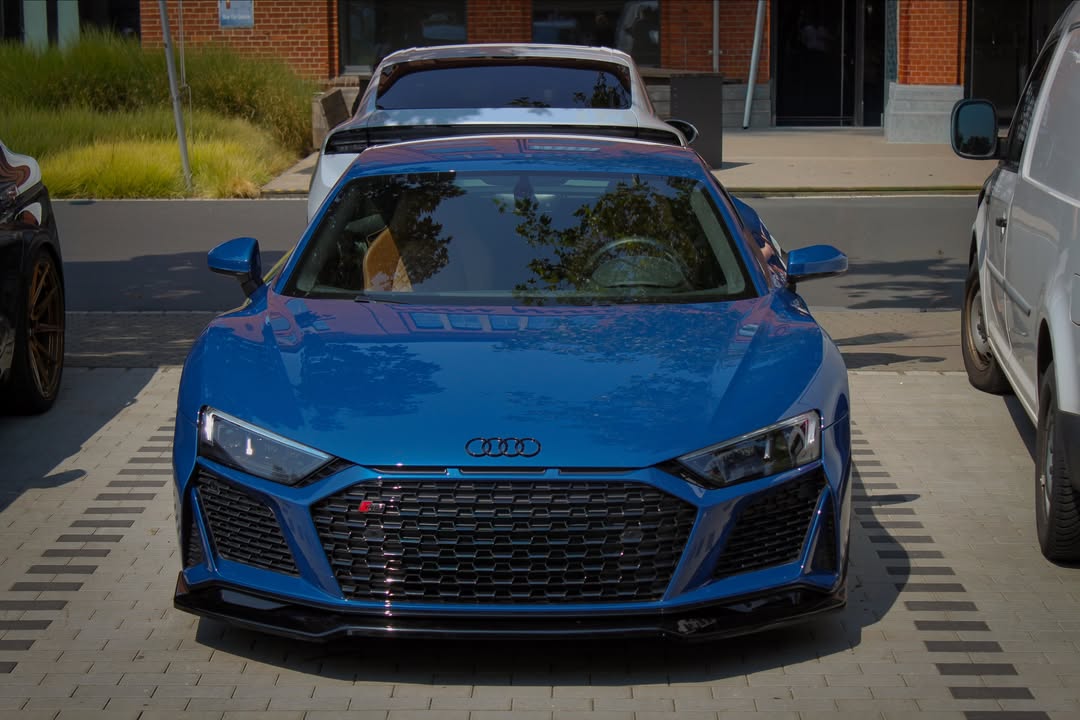 MiguelMerr7o's tweet photo. Blue hits different. The Audi R8 needs no introduction—low, wide, instantly recognizable. Clean spec, aggressive front end and unmistakable supercar presence. Would you choose this R8 over a Huracán? https://t.co/4m6jyWagMc