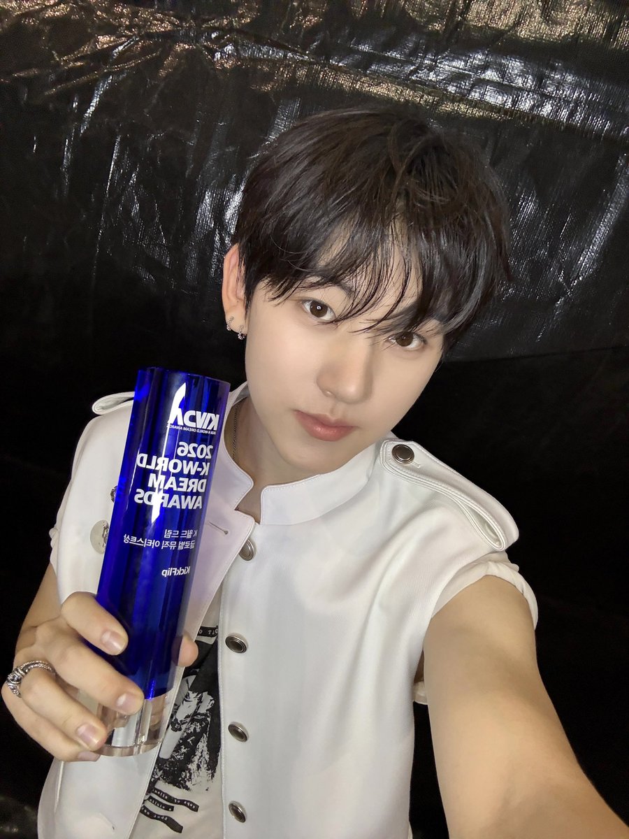 kickflip_jype's tweet photo. [#계훈]
이렇게 또 소중한 상을 받게 됐네요 
저희가 걸어온 길에 하나씩 좋은 기억이 쌓이는 것 같아서 더 기분 좋습니다
무엇보다 이 모든 순간을 같이 만들어준 위플립 덕분에 저희가 계속 신나게 달릴 수 있는 것 같아요
오늘 받은 상은 잘 간직해두고 저희는 또 다음을 향해서 달려가겠습니다
킥플립 아직 갈 길 멀었으니까
계속 같이 가주세요
위플립 잘 부탁드려요