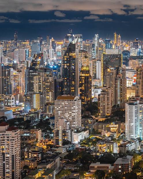 Auroch1966's tweet photo. @wil_da_beast630 There’s nothing in the US that rivals Bangkok except New York, and that’s 50/50. https://t.co/cA6w1DPlua