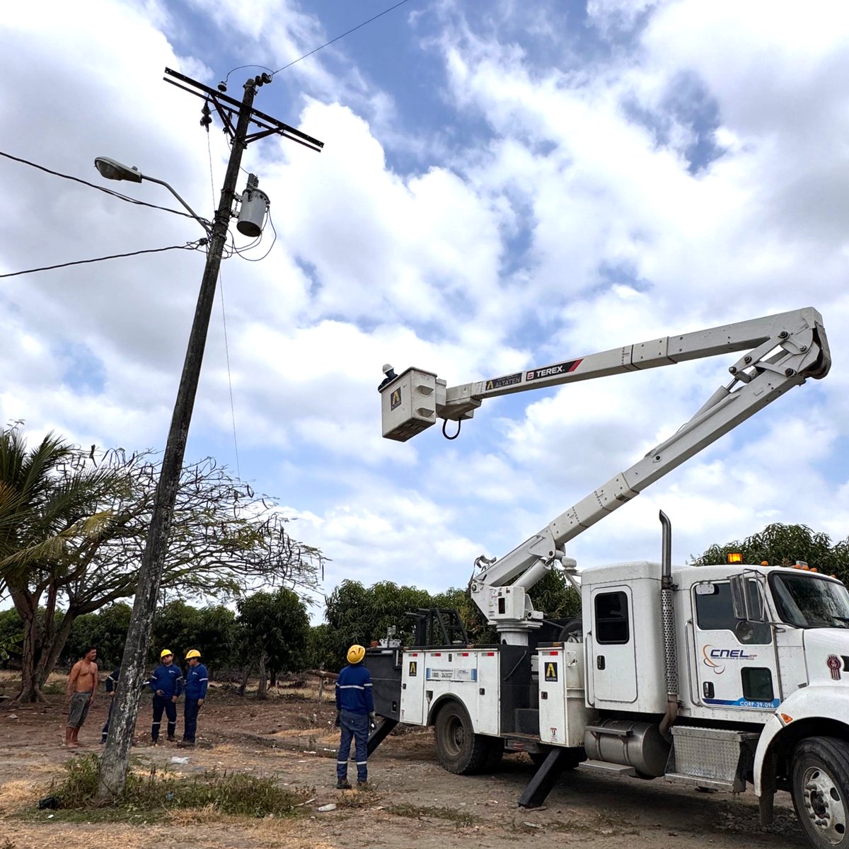 CNEL_EP's tweet photo. ✅ GUAYAS

Técnicos de las áreas Comercial y de Distribución de la Unidad de Negocio Guayas–Los Ríos, junto con personal de las Unidades de Negocio Milagro y Los Ríos, ejecutaron un operativo integral de control de energía en el recinto Las Bijamas, vía Cabuyal, cantón Santa Lucía.

Durante la intervención se identificaron y desconectaron conexiones directas e irregulares, principalmente vinculadas a sistemas de riego. Como resultado, se estima una reducción de aproximadamente 150.000 kWh mensuales de consumo irregular, fortaleciendo el control de las pérdidas no técnicas y la gestión eficiente de la energía.

Estas acciones también permitirán reducir la cargabilidad del sistema, liberar capacidad en la red y mejorar las condiciones de operación, contribuyendo a un servicio eléctrico más confiable, seguro y estable para los usuarios del sector.

Con estas acciones, #CNELEP fortalece su estrategia de control y reducción de pérdidas y promueve el uso legal, responsable y eficiente de la energía.