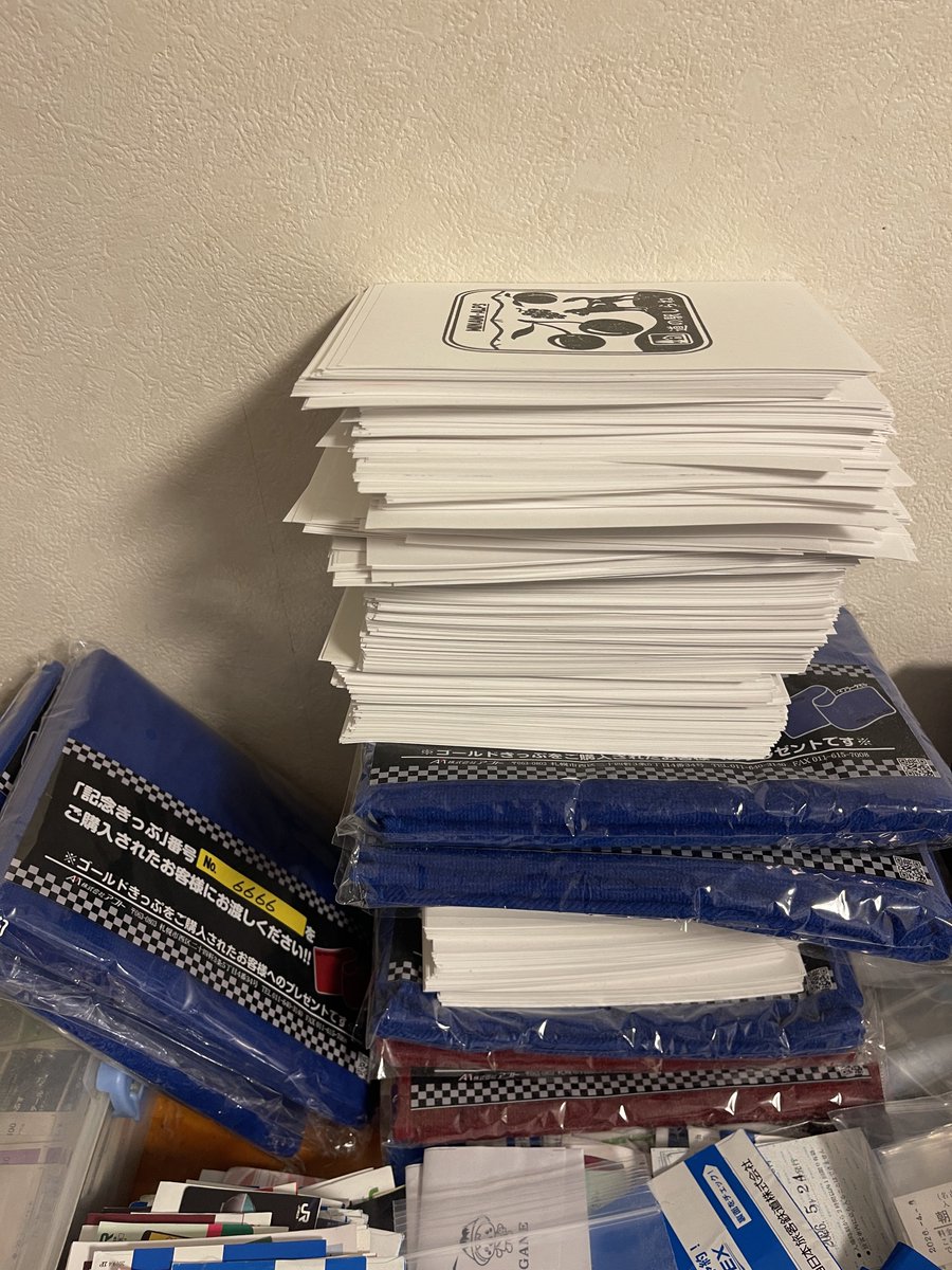 Noritetsu_NJK's tweet photo. では反対にスタンプノートの利点は何か。

個人的に最大の利点は｢管理のしやすさ｣の1点に尽きると思っている。

直射日光、高温多湿な環境を避けて本棚に置いておけば簡単に長期保存ができてしまう。

台紙だと整理の選択肢に幅がある+それなりに雑に扱えるせいで写真のように山積みになるんよ…。 https://t.co/uRVyqXOoE4