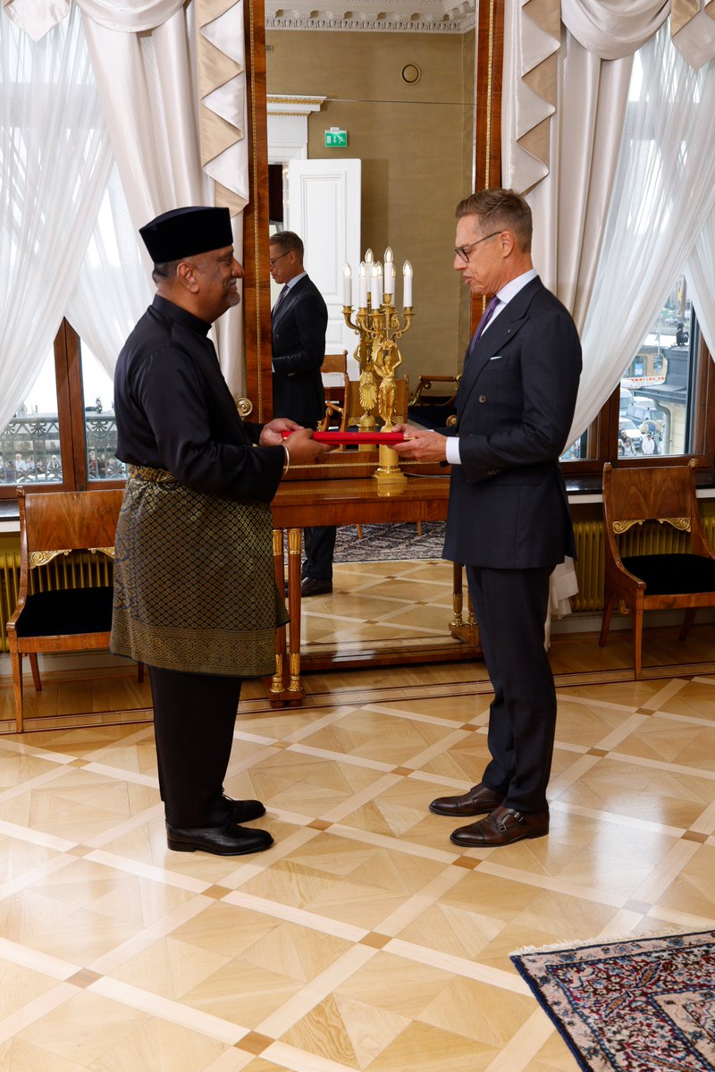 MYEmbHelsinki's tweet photo. H.E. Dato’ Amarjit Sarjit Singh presented his Letters of Credence to H.E. Mr. Alexander Stubb, President of Finland, accrediting him as Ambassador Extraordinary and Plenipotentiary of Malaysia to Finland. 

Photos: Jaakko Sorvaniemi/Office of the President of Finland https://t.co/wQ9WmK1c6j