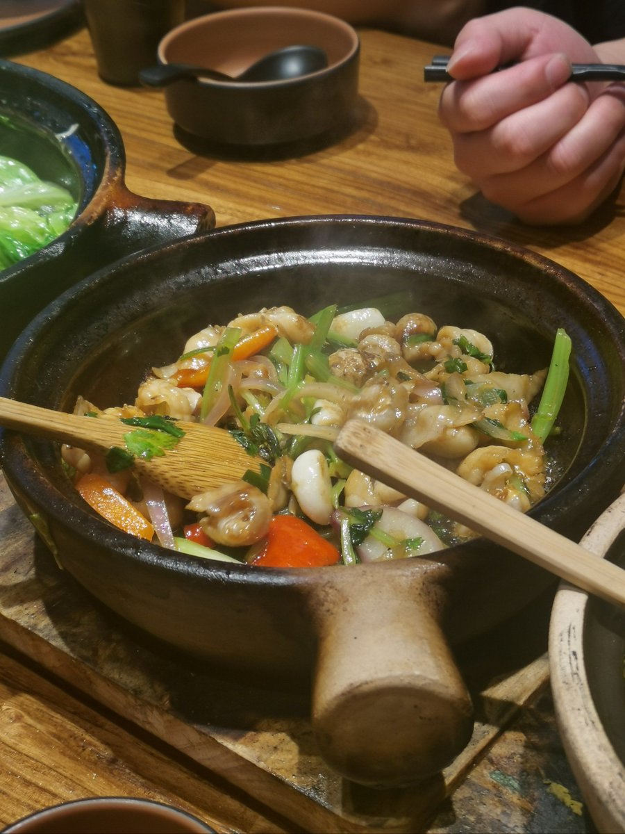 00Elpapimoise's tweet photo. It’s 11PM, the only warm spot in the neighborhood. A bowl of creamy corn soup, crispy fried gyoza, and quiet chats with the regulars—here, no rush, just little joys for tired souls. https://t.co/PSAcXoh3B1