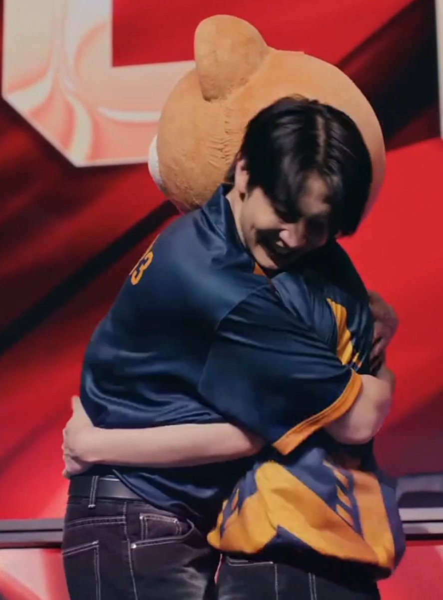 awstbbas's tweet photo. นักแข่งอีสปอร์ทคนอื่นๆเขาชนะแล้วทำยังไงกันนะคะ ส่วนธีเกมเม่ออุ้มแฟนบนเวทีค่ะ 🙂‍↕️

BE MY PLAYER TWO EP7

#ซอโซ่ล่ามธีร์EP7 https://t.co/bzQnaiWisP