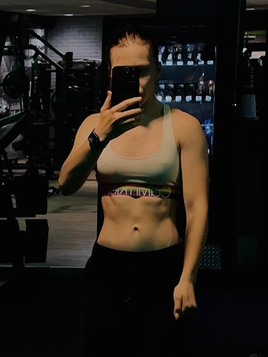 MindyButtege2d's tweet photo. Abs are slowly but surely starting to show… I can’t wait until they all appear, not just the top two. https://t.co/Gn6MVqJ1LF