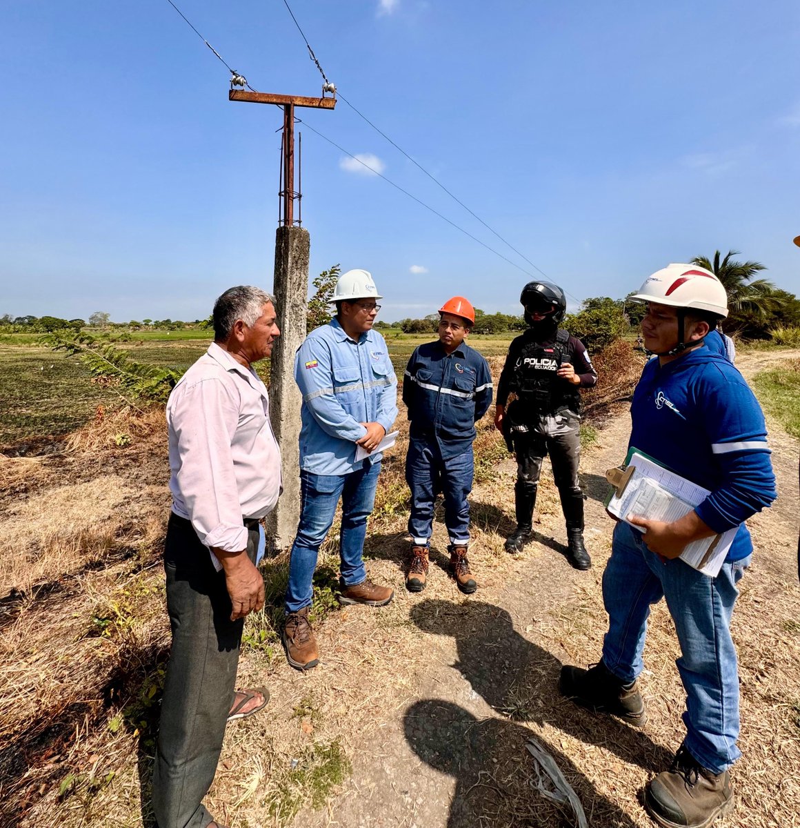 CNEL_EP's tweet photo. ✅ GUAYAS

Técnicos de las áreas Comercial y de Distribución de la Unidad de Negocio Guayas–Los Ríos, junto con personal de las Unidades de Negocio Milagro y Los Ríos, ejecutaron un operativo integral de control de energía en el recinto Las Bijamas, vía Cabuyal, cantón Santa Lucía.

Durante la intervención se identificaron y desconectaron conexiones directas e irregulares, principalmente vinculadas a sistemas de riego. Como resultado, se estima una reducción de aproximadamente 150.000 kWh mensuales de consumo irregular, fortaleciendo el control de las pérdidas no técnicas y la gestión eficiente de la energía.

Estas acciones también permitirán reducir la cargabilidad del sistema, liberar capacidad en la red y mejorar las condiciones de operación, contribuyendo a un servicio eléctrico más confiable, seguro y estable para los usuarios del sector.

Con estas acciones, #CNELEP fortalece su estrategia de control y reducción de pérdidas y promueve el uso legal, responsable y eficiente de la energía.
