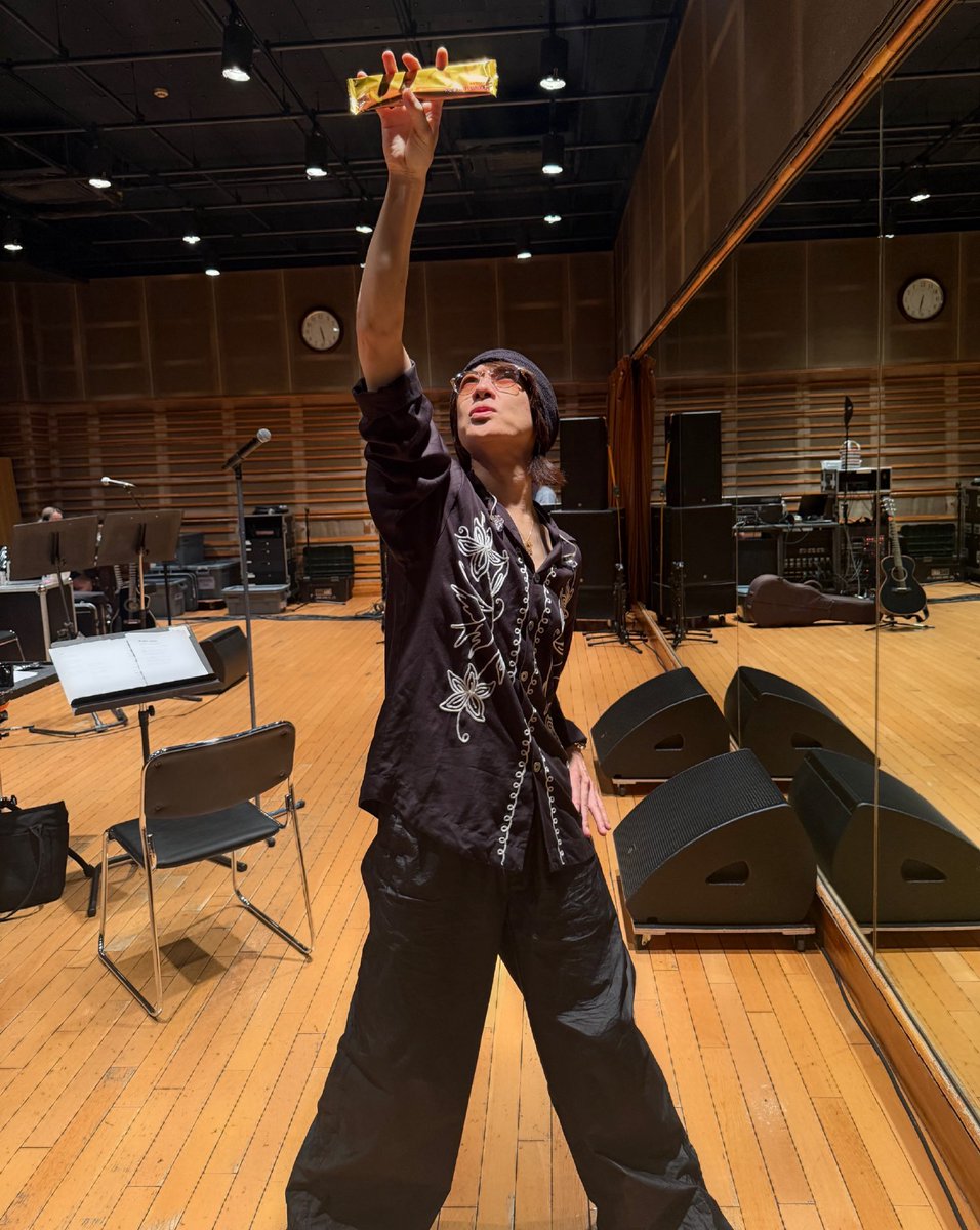 TAKAMI_HIROYUKI's tweet photo. ワタシがうなぎパイのルールダアアアッ⚡️⚡️⚡️(ヤマハスタッフ皆様ありがとうございます)LVツアーリハ初日無事終了ッ😉‼️‼️(お❓初期の曲もイケるね😜)また明日イエイッ‼️‼️
 #貴水博之 #LVツアー2026 https://t.co/CXyDLnSgHF