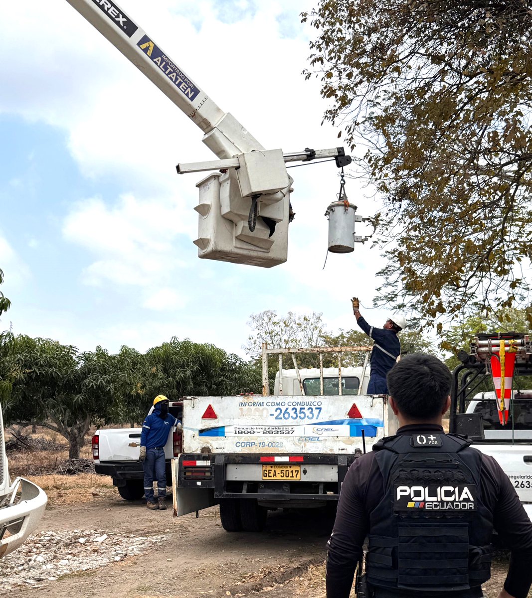 CNEL_EP's tweet photo. ✅ GUAYAS

Técnicos de las áreas Comercial y de Distribución de la Unidad de Negocio Guayas–Los Ríos, junto con personal de las Unidades de Negocio Milagro y Los Ríos, ejecutaron un operativo integral de control de energía en el recinto Las Bijamas, vía Cabuyal, cantón Santa Lucía.

Durante la intervención se identificaron y desconectaron conexiones directas e irregulares, principalmente vinculadas a sistemas de riego. Como resultado, se estima una reducción de aproximadamente 150.000 kWh mensuales de consumo irregular, fortaleciendo el control de las pérdidas no técnicas y la gestión eficiente de la energía.

Estas acciones también permitirán reducir la cargabilidad del sistema, liberar capacidad en la red y mejorar las condiciones de operación, contribuyendo a un servicio eléctrico más confiable, seguro y estable para los usuarios del sector.

Con estas acciones, #CNELEP fortalece su estrategia de control y reducción de pérdidas y promueve el uso legal, responsable y eficiente de la energía.