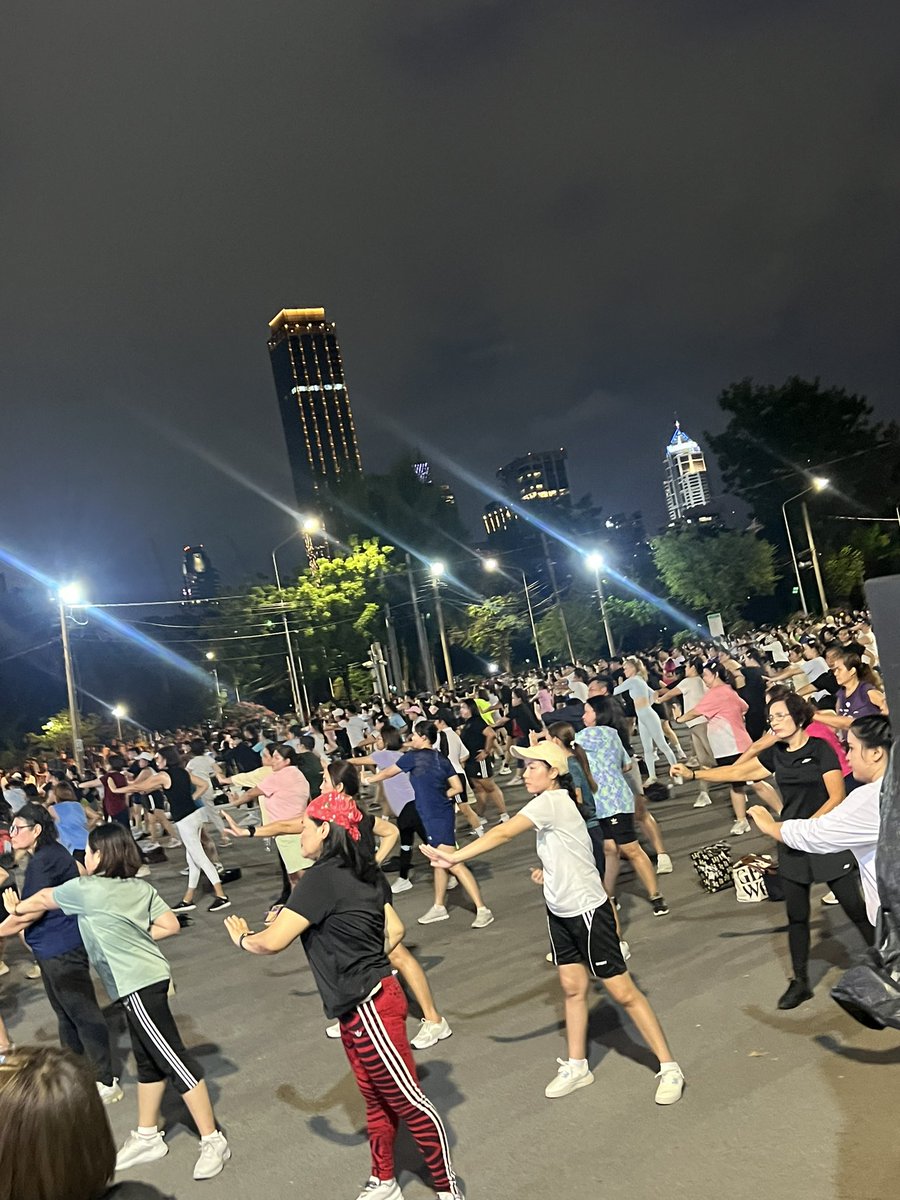 fanglong1234567's tweet photo. 十年没有跑过这里了,时代在进步,一片生机勃勃景象让我多看了一眼。
曼谷隆披尼公园(Lumphini Park)是曼谷历史最悠久、最知名的绿地公园。 #BangkokLife #thailand #曼谷街头 #Lumphini Park https://t.co/rvITZuYgtR