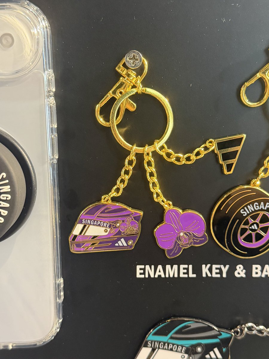 grusprouts's tweet photo. wait no why are the keychains &amp; pins so cute like !!!!! https://t.co/QLrxfC7M00