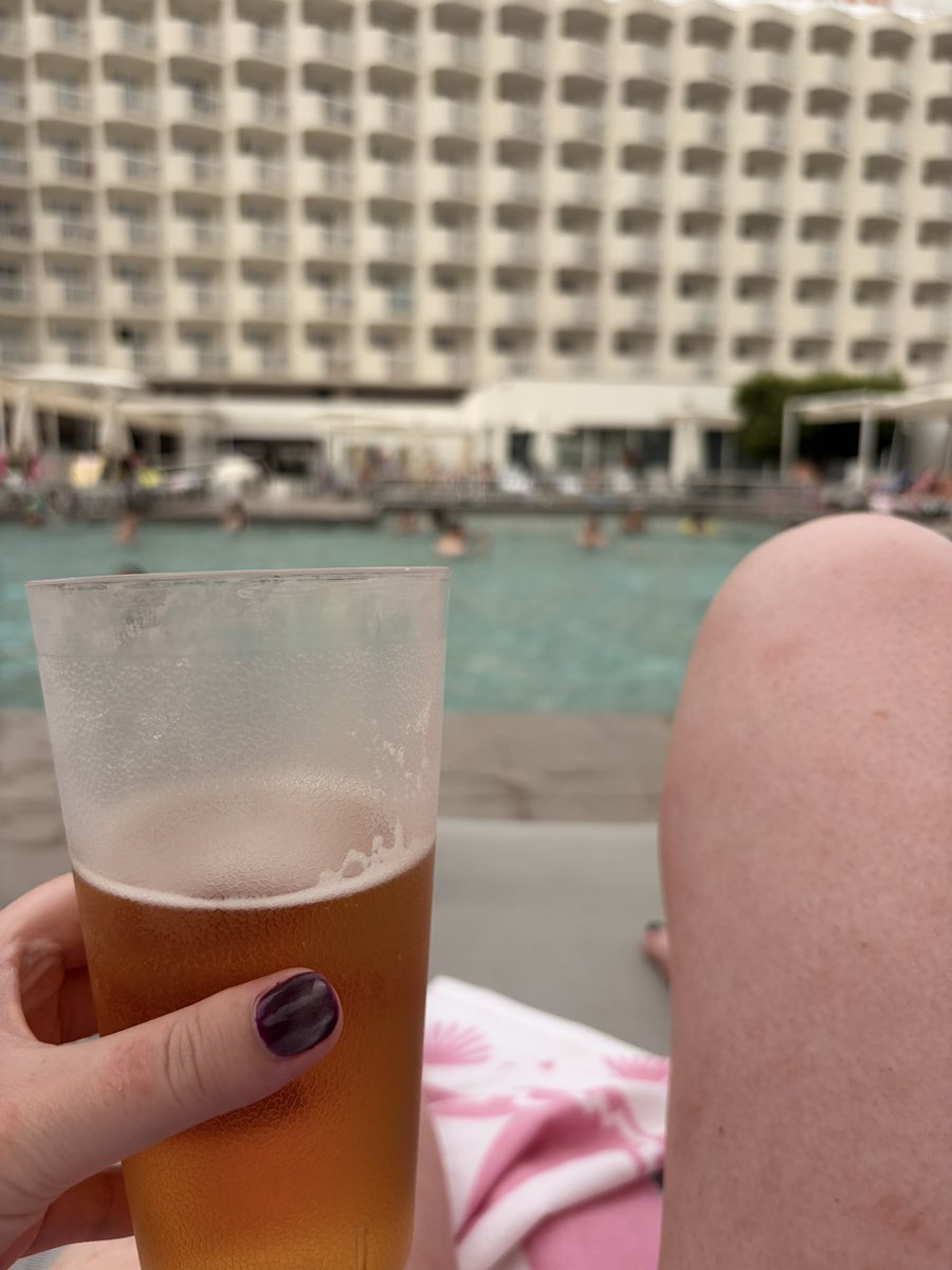 haalinghamx's tweet photo. this is more like it 😮💨 🍺 🌞 👙// another jamon queso pizza breadstick — gonna fill my suitcase with these to bring home 🤤 #vacay https://t.co/hc2jC3sh85