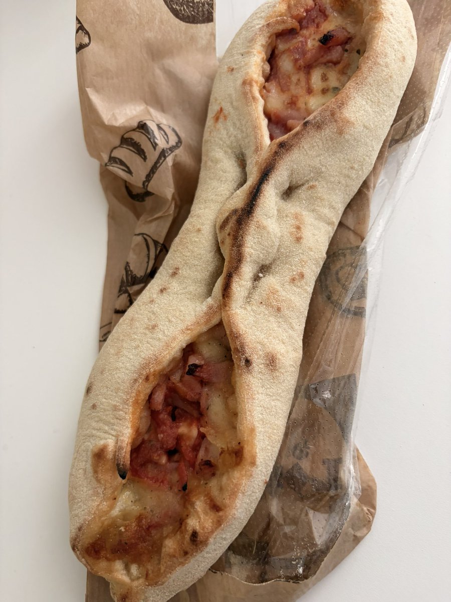 haalinghamx's tweet photo. this is more like it 😮💨 🍺 🌞 👙// another jamon queso pizza breadstick — gonna fill my suitcase with these to bring home 🤤 #vacay https://t.co/hc2jC3sh85