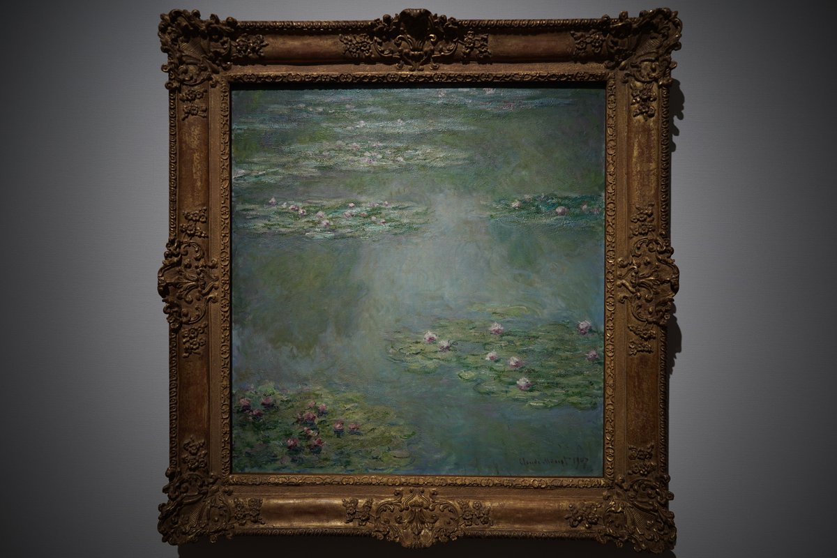 peachcanister's tweet photo. 過去一年に観たクロード・モネ《睡蓮》を、時代順に写真で並べてみた🪷
1903年 アーティゾン美術館（風景画）
1907年 ポーラ美術館（水面が主役）
1908年 東京富士美術館（反射が境界を解く）
1916年 国立西洋美術館（色が漂う世界）
モネの風景が抽象へ向かう変化が、ひとつの流れとして立ち上がる🌿 https://t.co/umEno8pFw8