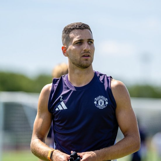 utdbatt's tweet photo. 📊 | #mufc have won 13 of the last 16 games Diogo Dalot has started (W13 D3 L0)

Noussair Mazraoui's last 15 starts have seen the club win four (W4 D6 L5)

Who would you like to see start at RB vs Ipswich? 👇🤔 https://t.co/dwDWRXzx1j