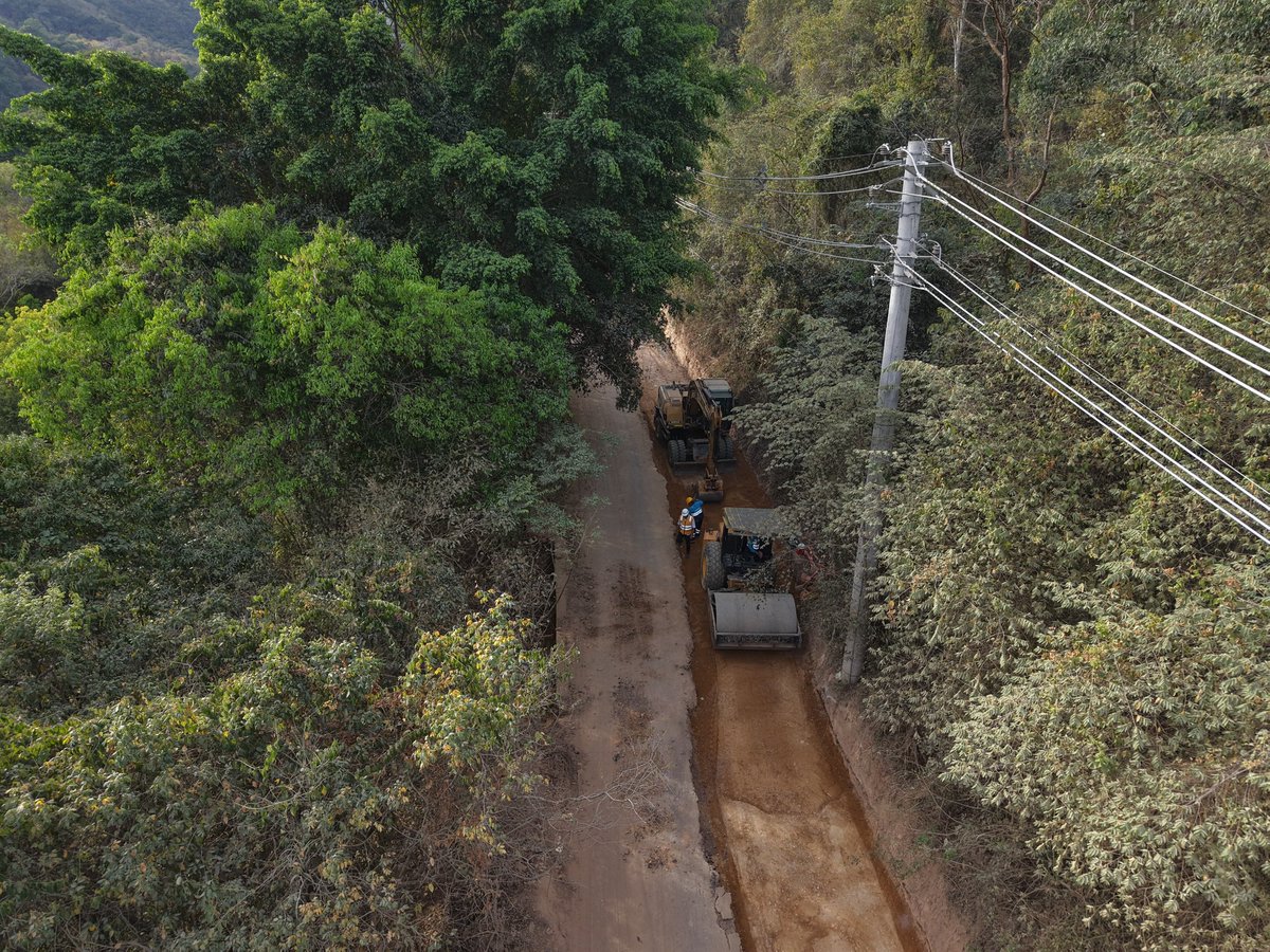ICCUGOB's tweet photo. Con una asignación de $34.015 millones se mejoran 6,2 km del trazado Boquerón–Pandi–Cabrera, divididos en ocho tramos. Las obras integran drenajes, cunetas, señalización vial y un muro de contención de 70 metros. #Cundinamarca #MásDeMilObras https://t.co/NbeRXCdp34