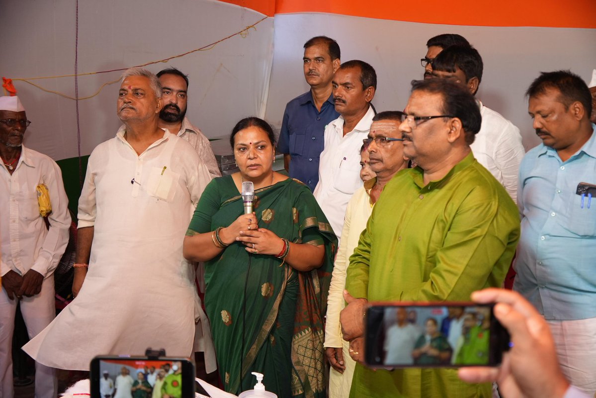 DipikaPS's tweet photo. आज देवघर जिला कांग्रेस कमेटी द्वारा आयोजित निःशुल्क कांवरिया सेवा शिविर के समापन कार्यक्रम में शामिल हुई।

श्रावणी मेले के दौरान इस शिविर के माध्यम से हजारों कांवरिया भाई-बहनों की निःस्वार्थ भाव से सेवा की गई। वर्षों से कांग्रेस के समर्पित साथी सेवा की इस परंपरा को पूरी श्रद्धा और समर्पण के साथ आगे बढ़ा रहे हैं।

इस अवसर पर शिविर की सफलता में महत्वपूर्ण भूमिका निभाने वाले सभी कार्यकर्ताओं और साथियों को सम्मानित किया तथा उनकी सेवा, समर्पण और सहयोग के लिए हृदय से आभार व्यक्त किया।

सेवा ही संस्कार है, और श्रद्धालुओं की सेवा से बढ़कर कोई पुण्य कार्य नहीं।