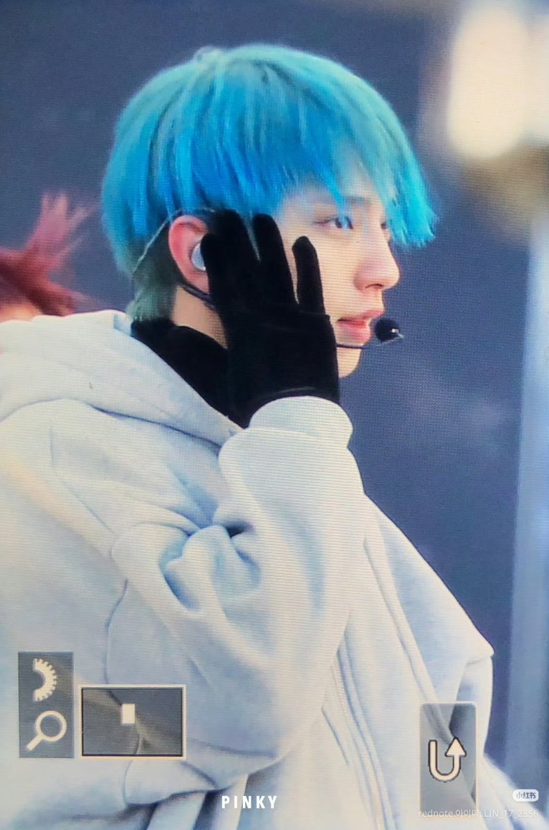 bok_carat's tweet photo. 파란 머리 조슈아 진짜 그냥 좀 다른세계? 초능력? 같은거 있을것같음 그냥 https://t.co/mVkgbDgJ9U
