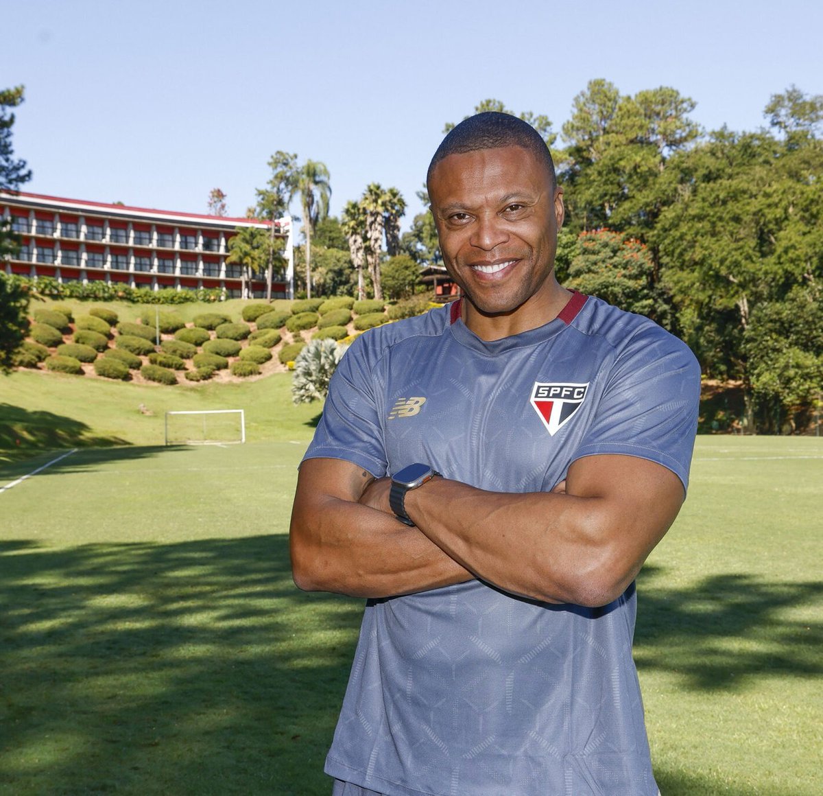 somosaopaulinos's tweet photo. Julio Baptista proibiu palavrões, limitou o uso de celular e nem sequer abriu brecha para diálogo com pais de jogadores no São Paulo. 

"Cheguei também com problemas, sobretudo de telefone, de comportamento e aí, pouco a pouco, fui ajustando, impondo certa disciplina para que os jogadores entendessem que existem normas.

Eu tive que proibir (celular). Eu sou muito simples, mas quando vejo certas coisas que não funcionam, cheguei e falei pra eles assim: "vão existir coisas que nós vamos construir juntos, porque acredito que vocês têm que opinar, mas vão ter coisas que vou decidir de forma unilateral porque acredito que é importante para o grupo". E aí foi onde eu atuei proibindo o telefone nos horários de café da manhã, almoço, jantar quando a gente viaja, preleção ou horário de quando eles vão para o campo.

Logo na hora do aquecimento, em vários exercícios que eles já deveriam estar ativos e com atenção, às vezes demorava para eles entenderem o exercício, demorando até oito, dez minutos. Querendo ou não, se você está com o telefone 20 minutos antes do treinamento, quando você chega lá, não vai ter a atenção requerida.

Uma das coisas que eu limei, nem acho produtivo, foi palavrão no treinamento, porque não adianta nada um jogador pegar e xingar o outro, não está ajudando e nem orientando o companheiro. Eu oriento e, se eu tiver que dar uma bronca, dou uma bronca como companheiro, mas orientando para que ele faça melhor. Isso sim é orientar, educar.

Não tenho contato nenhum com os pais. Eu vou, faço meu trabalho, entro, saio, meu contato é somente com os jogadores. Cumprimento os pais, nunca vou conversar uma palavra com nenhum pai de jogador, porque nenhum tem uma formação adequada para falar de futebol. Os pais estão ali para incentivar os seus filhos, nada mais que isso."

🗞 ge
📸 São Paulo FC