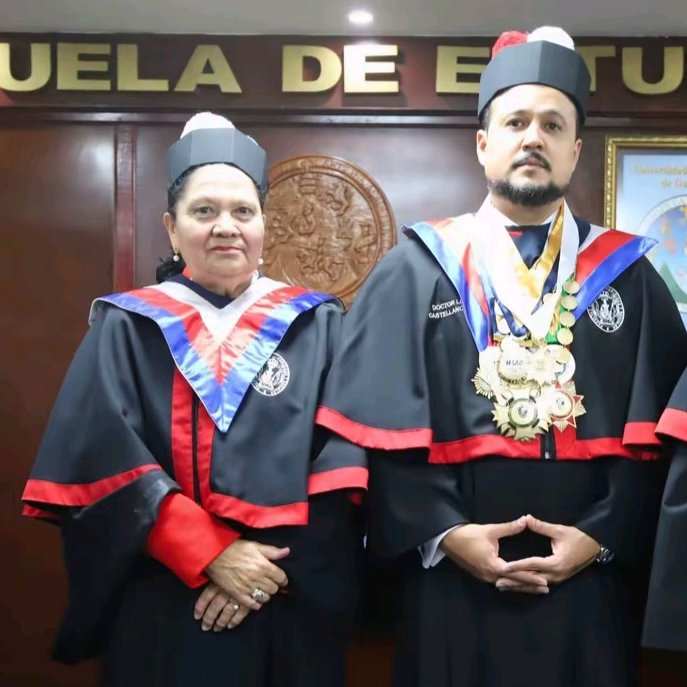 Ricigt1's tweet photo. 🚨 Una foto que expone las conexiones detrás de una de las etapas más cuestionadas de la justicia guatemalteca.

🎓 Lesther Castellanos presume su “segundo doctorado” y posa con Consuelo Porras como madrina. Ambos están sancionados internacionalmente por corrupción y acciones contra el Estado de derecho. ⚖️🇬🇹

💰 Y en la misma celebración aparecen personajes vinculados a Gustavo Alejos, cuyo nombre ha estado en el centro de investigaciones sobre redes de influencia en el sistema de justicia.

⚠️ Imágenes que vuelven a poner rostro a las alianzas y vínculos que marcaron la captura y el deterioro de la justicia guatemalteca.

📸 TikTok