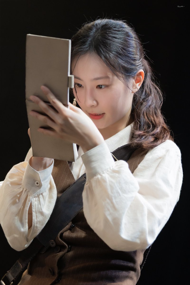 PO_CARI_'s tweet photo. 260826 청새치

스페셜커튼콜 - 「EP.1 어부와 작가」

밀러 #김서연

#포카리샷 https://t.co/2KdsCqmEDL