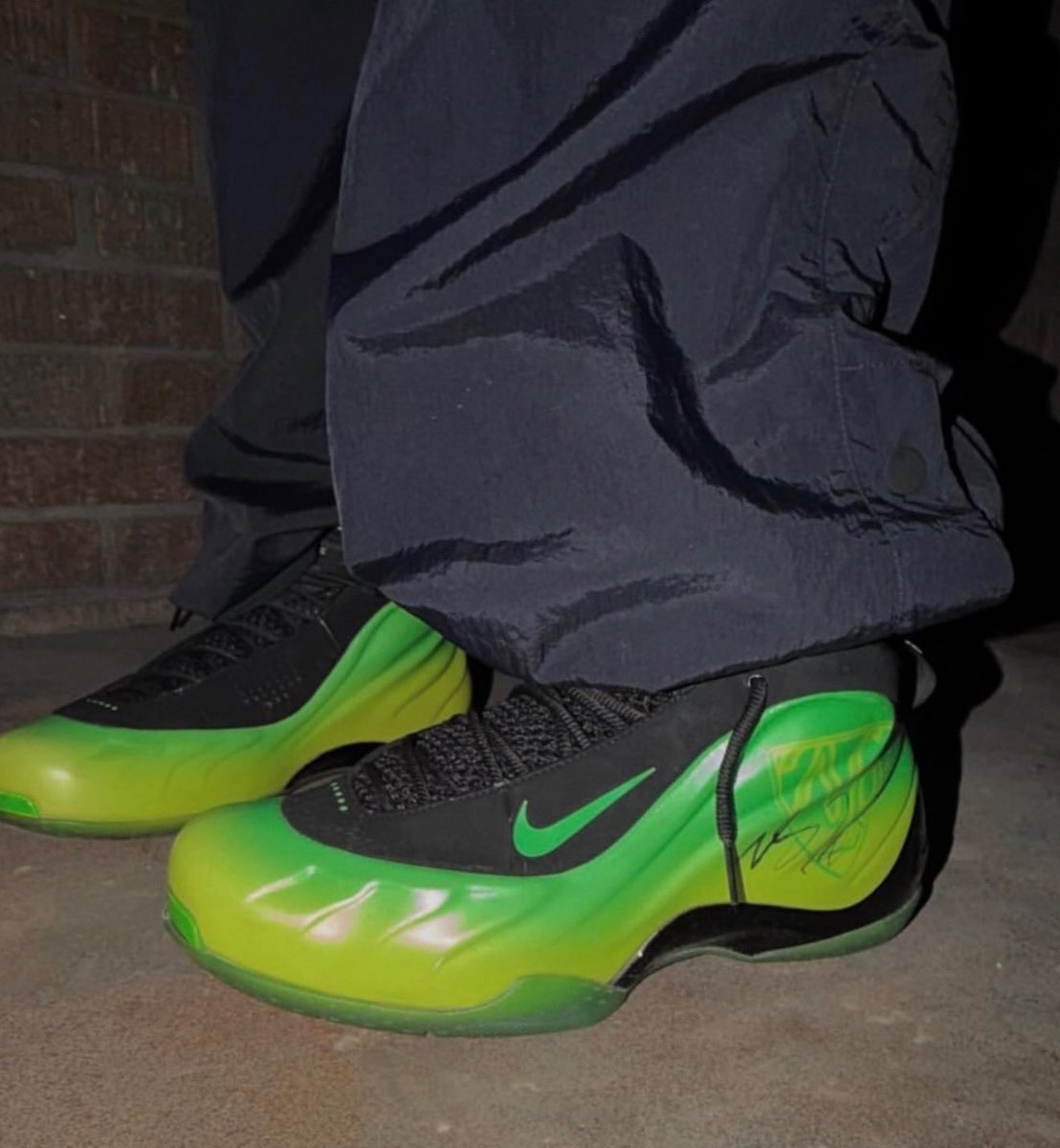 Ovrnundr's tweet photo. Lil Uzi Vert rocking Nike Air Foamposite Lite “Kryptonite” signed by Nate Robinson (2026)

— Robinson wore these during the 2009 NBA All-Star Slam Dunk Contest 🐍🏀 https://t.co/KTfpilxXQy