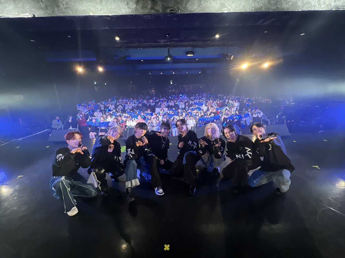 ALLIN_RYOGA's tweet photo. ALL INの演出といえばRYOGAだよねって
みんな思ってくれてるのかな？

そうだとしたら本当に嬉しいな。

2ndワンマンからやらせてもらっているワンマンライブの演出。
もちろんALL INとして活動を始めた頃は、まさか自分が演出までやることになるとは思ってもいなかったです。

これは昔からだけど、俺は自分が関わっているものに関して「まあこれでいっか」みたいにできないっていうめんどくさいところがあります。

客観的に見てもめんどくさい性格だなって思う。

よく言えばこだわりがある、妥協しない、職人気質。いくらでもカッコよく言えるけど、悪く言えば本当にめんどくさい人。

振り付けでも、ワンマンでもそれは同じことでした。

「妥協したくないなら自分でやった方がいい」っていう生意気すぎる考えから始まったんだよね。

最初にやり始めたのは22歳とか？
そのくらいだったと思うから、正直めちゃくちゃ未熟だったなーって今なら思います。

それが本当の本当にやり始めた最初の理由でした。

もちろん、それでグループの力になりたいって気持ちはあったと思う。

けど、キッカケはエゴだったなあ。

そんな性格だからきっと、細かい部分まで作り込む演出は性に合ってたんだと思います。

とはいえ、やってみて気づくキツさもあって、まずは考えることが多すぎる。

タイトル、コンセプト、舞台セット、セットリスト….これは一部に過ぎなくて、そんな一つ一つを個として見るのではなく、もっと全体を俯瞰して作らなければいけない。

でも演出の経験なんて全くないし知識もない。

だから寝る間も惜しんで勉強しました。

制作用語から、演出の種類、照明の名称、使い方、デザイン的な部分や、ストーリーの設計の仕方、文の書き方。

ALL INはありがたいことに、本当にたくさんの一流のプロフェッショナルの方々の力をお借りして、ワンマンライブに臨んでいます。

そんな方達と演出家として会話をする時に、最低限でも知識がないと会話が成り立たないし、それってめちゃくちゃ失礼だなって思うんだよね。

だから、広く浅くではあるけど勉強しました。

けど、これは自分が頑張ればいいだけのことだし、自分にとっても財産になることだし、苦痛ではなかったです。

本当にキツかったのは、
メンバーに対しても情だけで演出をつけられないことでした。

俺はそもそもメンバーだし、みんなのこと大好きだし、面白いところも、かっこいいところも、弱いところも色々知ってます。

でも演出家として向き合う時、そんな気持ちを押し殺さなければいけないシーンは多々あります。

多少憎まれようが嫌われようが、
どれだけ多くのお客さんの時間とお金と期待を背負っているのか、どれだけ多くの大人たちが協力してくれているのか、この事実がある限り責任というのは付きまといます。

普段の仲良いメンバーというだけのポジションでは、絶対にその責任は背負えません。

エンドロールに「演出 RYOGA」と名前を載せるのも、失敗したら自分の責任だという意思表示をするためです。

だから正直、この責任を毎年負うのはキツイなって思った。

けど、ありがたいことにAnteのみんなの「感動した」「楽しかった」「今まで見たライブで一番良かった」そんな言葉に救われながら、俺が演出をやる価値を自分なりに見出してきました。

毎年ワンマンが終わった後
一人で大反省会を繰り広げて大量のメモを残します。

良かったところ、足りなかったところ、もっとできたところ、こだわれたところ、やりたかったこと、ダメだったこと、もうやってはいけないこと。

生々しい内容すぎて墓場まで持っていくと決めているんだけど、そのダメな内容の量は毎年少しずつだけど減っています。

こうやって作品というのは磨かれていって、どんどん良くなるものなんだと思います。

過去最高を更新し続けられる限り、そこには価値があると思うから、これからもALL INのライブは更新し続けることを約束します。

そして、今でも演出をやりたいと思えているのは、

ALL INへの愛。
それだけです。

愛がなかったら多分もうやってないな。

最初は未熟で、生意気すぎる発想から始まったけど、今はALL INに愛を持って、それを応援してくれるAnteに届けたい。

そういう気持ちに変わっていきました。
これは綺麗事ではなく本音です。

だから、俺はこれからも
求められている限りは作り続けたい。

この責任を闘志に変えて、
最高傑作を更新し続けます。

そして次のワンマンは新コンセプト一発目。

『IGNITE』

これに関しては、過去最高とかそういうレベルじゃないと思ってます。

全く新しいものを作り上げるような感覚です。

だからこそ期待しててほしいし、楽しみにしててほしい。

みんなの期待と時間を俺に預けてほしい。
ALL INに預けてほしいです。

2027.01.15
豊洲PITで待ってます。

#オルイン