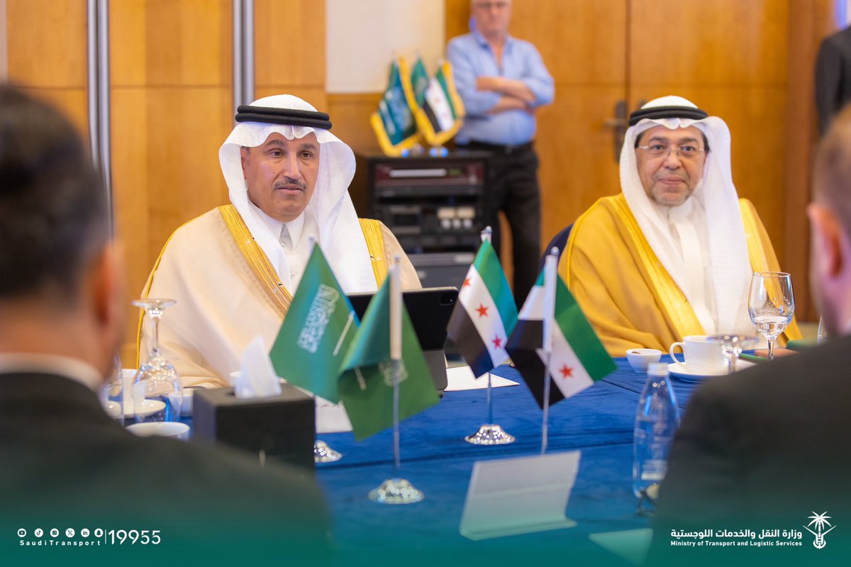 SaudiTransport's tweet photo. التقى معالي وزير النقل والخدمات اللوجستية @SalehAlJasser، بمعالي رئيس الهيئة العامة للطيران المدني في الجمهورية العربية السورية السيد عمر الحصري، لتعزيز التعاون والتنسيق في مجال النقل الجوي ومناقشة سبل تطوير الربط الجوي بما يدعم نمو الحركة الجوية بين البلدين.

#مسارات_دولية #وزارة_النقل_والخدمات_اللوجستية