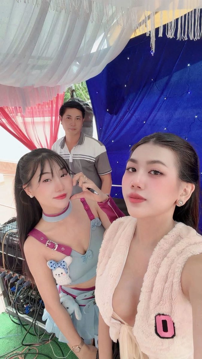 DjNhi2b's tweet photo. Nghiện đến mức ngày nào củng phải cầm micro mới được 🍌 https://t.co/6jnVC0sjLy