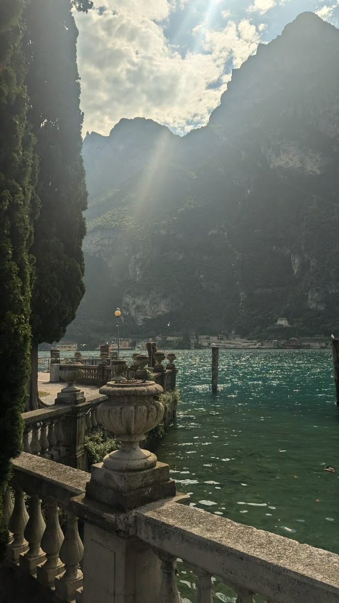 oceannvibe's tweet photo. Garda lake,italy https://t.co/3b3nC5NDWP