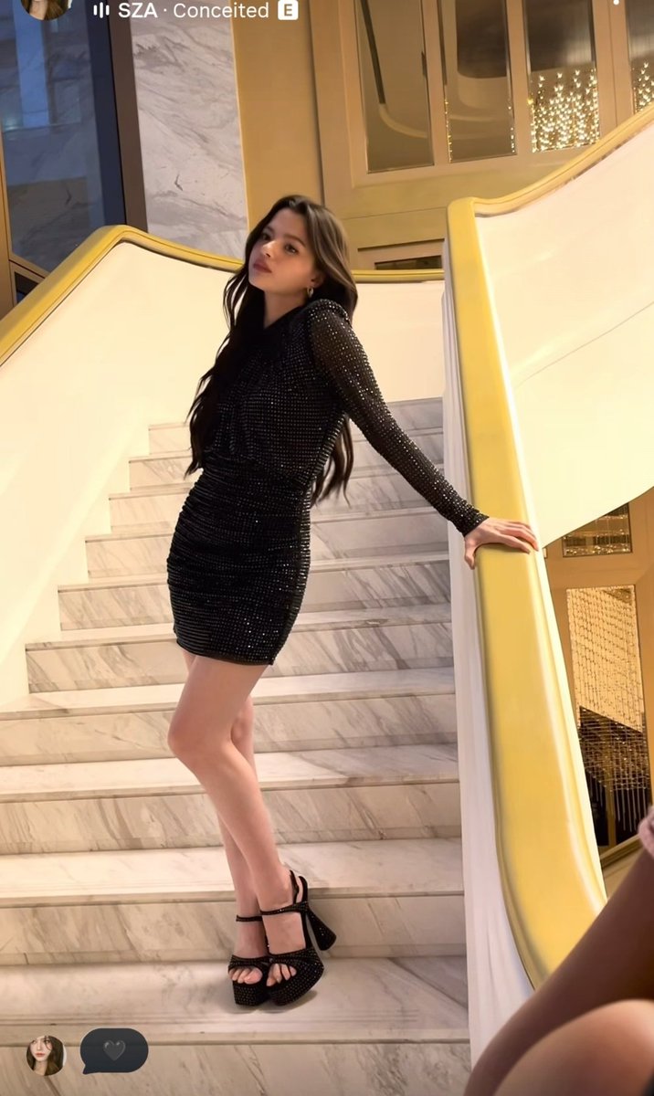 Imherefory2017's tweet photo. I thought, that stair railing is making it hard to breathe, Bec 🖤✨
#beckysangels
#BeckyArmstrong
#BeckyEntertainment
#FinalTimes https://t.co/Xn44T0e4YB