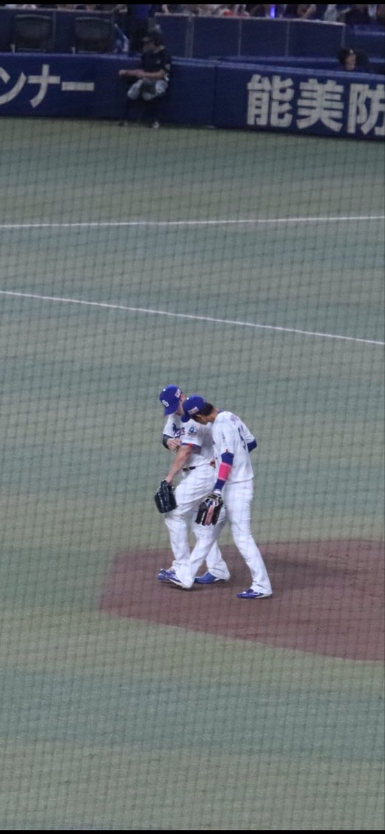 mytmsbr's tweet photo. 日曜の死球の打席と、試合後の上さんにどこに当たったか見せてる成也さん
痛そう😭 https://t.co/XKusNWgsiP