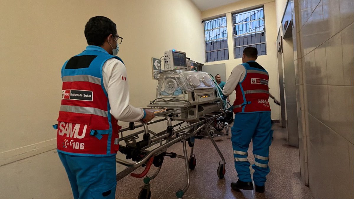 Minsa_Peru's tweet photo. Rápida intervención para salvar vidas 🛩️🇵🇪

El Ministerio de Salud realizó el traslado aeromédico de emergencia de un recién nacido de 2 días, desde el Hospital de Apoyo Gustavo Lanatta Luján de Bagua, en Amazonas, hacia el Hospital Nacional Dos de Mayo, en Lima, donde continuará recibiendo atención especializada. 

Gracias al convenio institucional entre el @SISPeruOficial, SAMU y @fapperu, el traslado se realizó de manera oportuna y segura.

✅ Con esta intervención, el Minsa reafirma su compromiso de garantizar el acceso oportuno a servicios de salud especializados para los pacientes que requieren atención de alta complejidad, fortaleciendo la respuesta ante emergencias mediante el trabajo coordinado entre las instituciones del Estado.