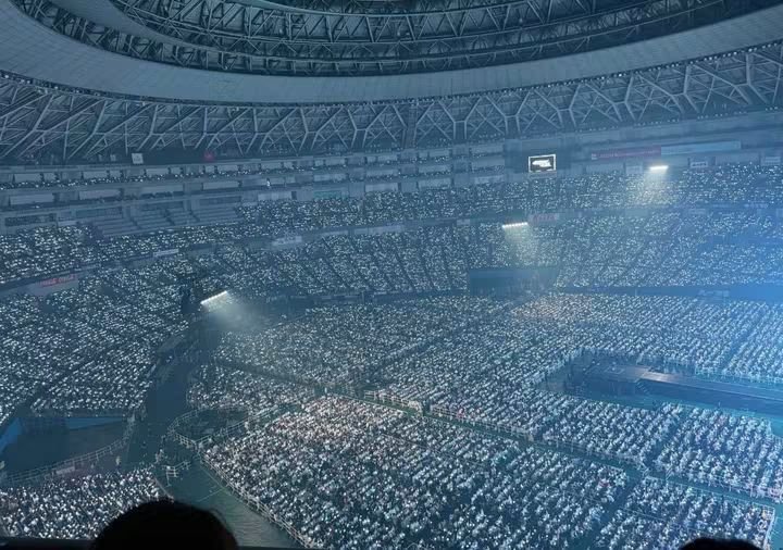 jinsideprofile's tweet photo. since I DON'T KNOW that actor. This is Seokjin's SOLO concert in JAPAN, attended by over 135,000 people. And this isn't even counting his sold-out concerts in USA and Europe. https://t.co/38yyZjwrXi