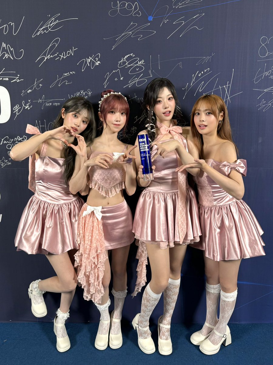 official_QWER's tweet photo. 2026 K-WORLD DREAM AWARDS 📸

K 월드 드림 베스트 밴드 아티스트상을 수상했습니다 🏆

늘 함께해 주시고 응원해 주신 바위게분들 덕분에 받을 수 있었어요! 항상 고마워요💖

#QWER #케이월드드림어워즈 #KWDA https://t.co/kdLCAD6XiZ