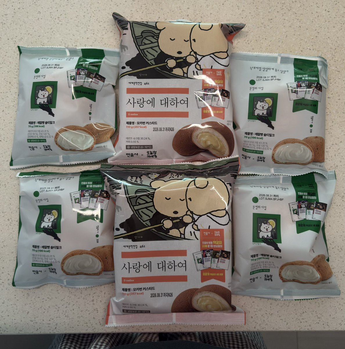 everybitecount's tweet photo. 민음사빵 후기: 책갈피 6종 중복 하나도 없음🍀 ㄱㅇㅇㅠ
아니 여러분 이거 빵 왤케 맛있나요 편의점 빵 크림 원탑인 듯…    바닐라빈 박힌 거 보고 ㄹㅇ 당황함 

깨찰빵은 많이 짭짤+약간 질깃하지만 쫜득해서 맛있고 모카번은 커피쿠키가 생각보다 커피향 진해서 자기주장 강함. 커스터드도   바닐라빈 씹힐 정도로 들어있음😦 크림>>>>>빵피 

6개 사고 이만하면 됐다 했는데 다시 GS앱 뒤지러 갑니다;;