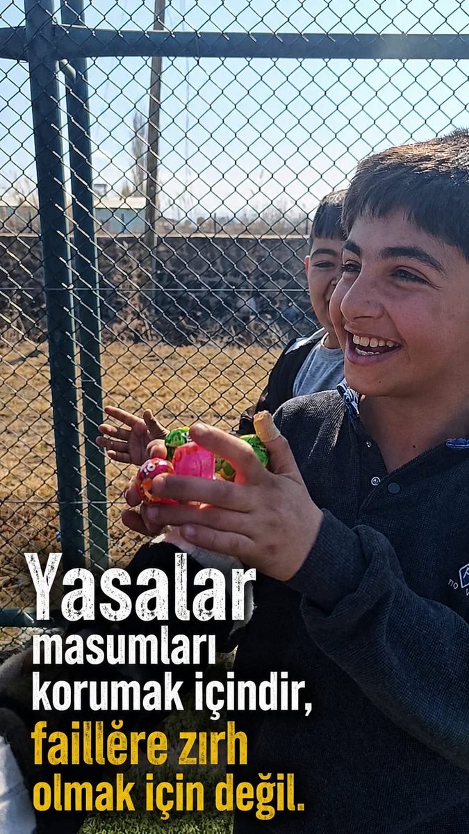 s_Duran347's tweet photo. Vicdanları sızlatan bu görüntü adalete olan inancımızı sorgulatıyor. Yasalar suçluları değil, masumları korusun!
#beratırmakiçinadalet #adalet #keşfet https://t.co/xzq9bTIA3n