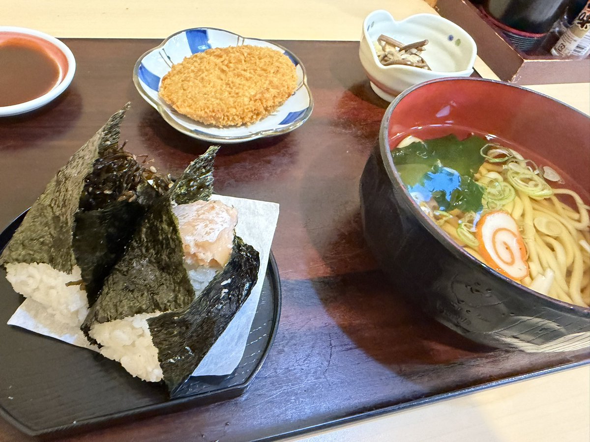 KAITOpokca's tweet photo. 今日の朝ごはんとお昼ご飯

うどんしか食べてないやんけ！！

#金沢
#ランチ
#朝食
#おむすび美人
#讃岐饂飩宏之輔 https://t.co/PzwYEwzED6