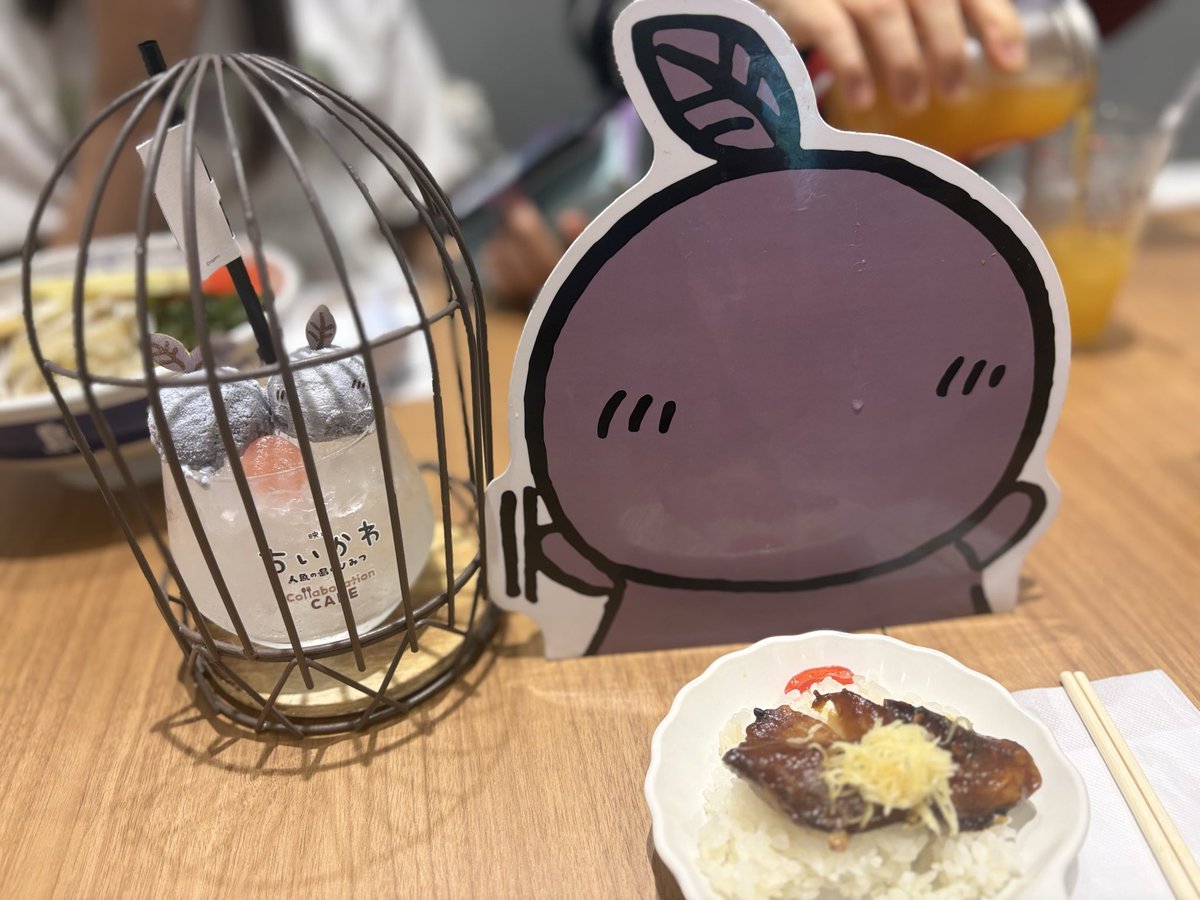 chiru_hiro03's tweet photo. 先日なけなしのチケ運を使い果たしてちいかわカフェ当選したので行ってきました！世界観サイコー可愛いで溢れる楽園でした。ごはんも全部美味しかったです。人魚の煮付け4人で食べたので我ら永遠の命卍乙…！といった連帯感産まれました。 https://t.co/XAC64E3C6Q
