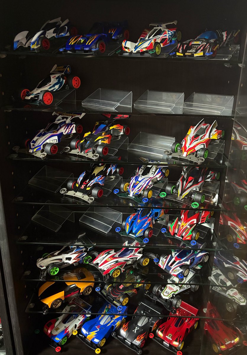 michibata86's tweet photo. ミニ四駆コーナーを横一列に並べ替えた~
こういう並べ替えとかするの楽しい(￣▽￣)♪
抜けてるとこは今後埋める予定
 #ミニ四駆 https://t.co/8U2SzpmObx