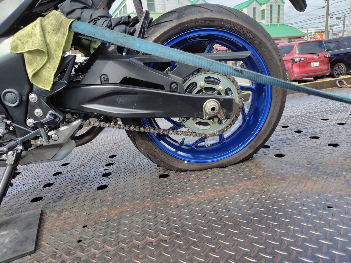 komatter_'s tweet photo. 高速道路でリアタイヤがパンクした時の様子③

#パンク #gsxs750 #リアタイヤ #高速道路 #レッカー到着 #ツーリング中止 https://t.co/eZUWMzj8J0