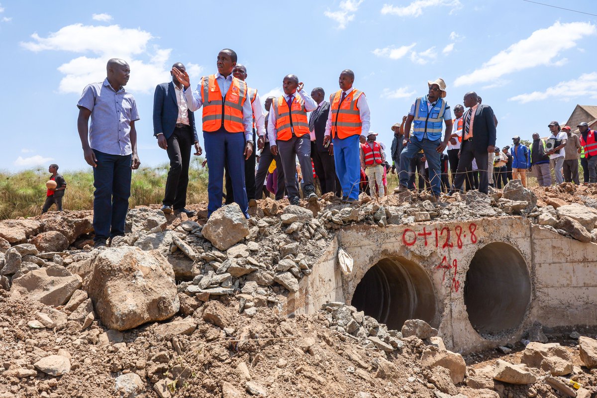 Wamatangi_'s tweet photo. Ongoing construction of Juda Bridge, which connects Theta and Kalimoni wards in Juja Sub-County, at Juda area, previously known as “Riuriro bridge”.
Tarmacking works for the section of road linking Juda Shopping Centre to Thika Road via Muigai Inn in Kenyatta Road area has also started. The county is also rehabilitating access roads in Juda area.
#MakingKiambuGreatAgain
#keepingthepromise
#KaziNdiyoHiyo
#RohoNdiyoHiyo