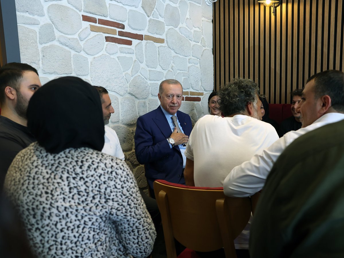 Akparti's tweet photo. Cumhurbaşkanımız Sayın Recep Tayyip Erdoğan, esnaf ziyaretinde bulunup vatandaşlarla sohbet etti. https://t.co/XbcRmf4h52